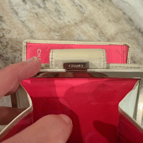 Gorgeous leather Chanel cambon bifold wallet very good condition - Picture 5 of 6